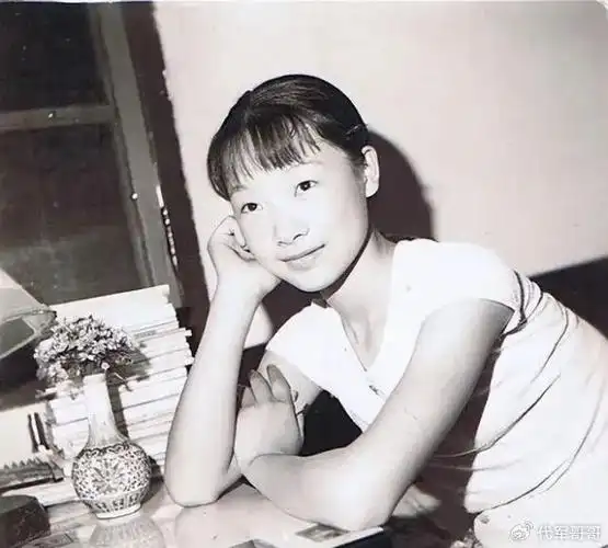 她连续14年上春晚男友不幸患癌症离世如今53岁婚姻成谜