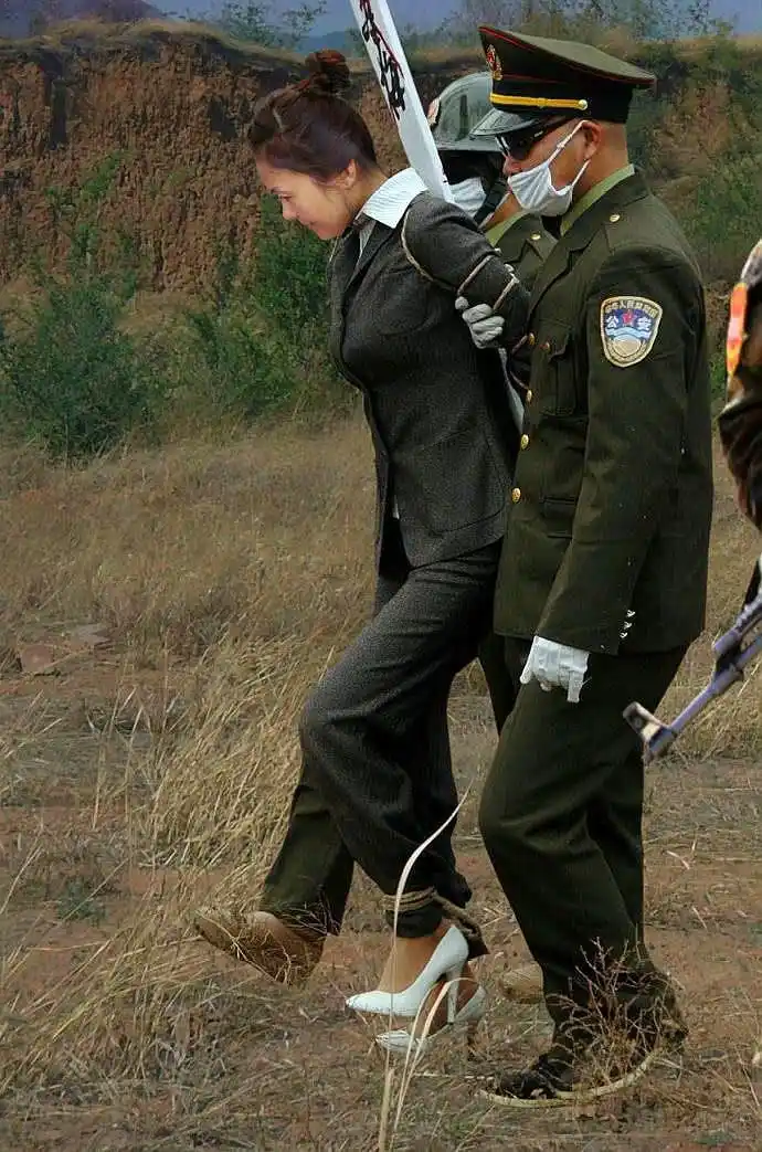 死刑犯被执行枪决时,为何要用绳子将裤子和脚绑在一起?