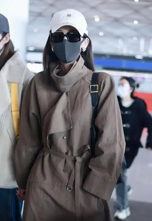 古力娜扎现身北京机场歪头杀俏皮可爱