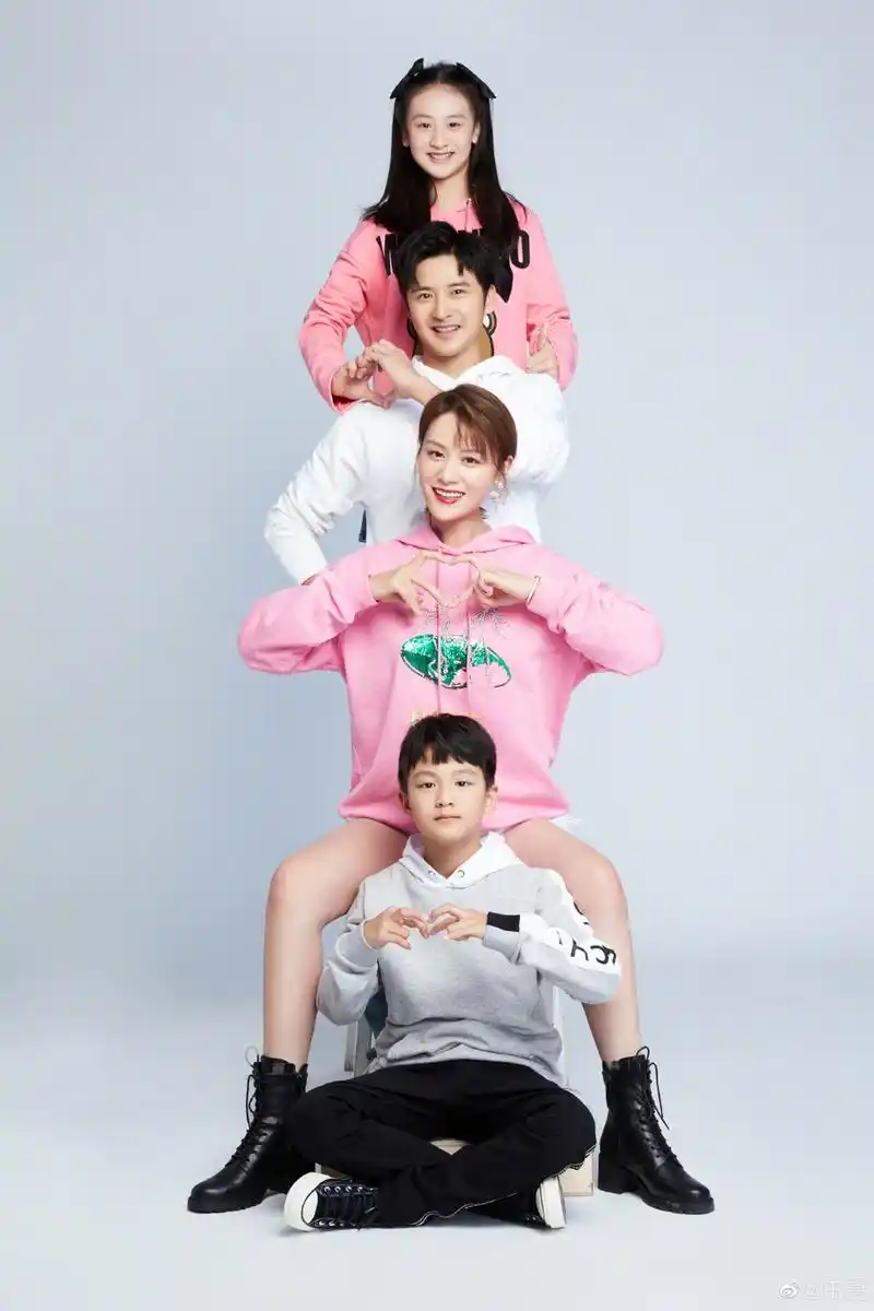 田亮晒一家四口全家福解锁跨年新姿势,王一博西装尽显绅士风范