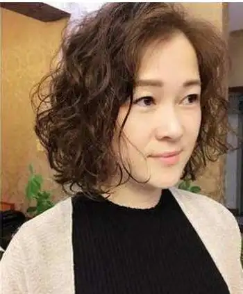 女生从头顶全烫的发型_烫发_西子美发网