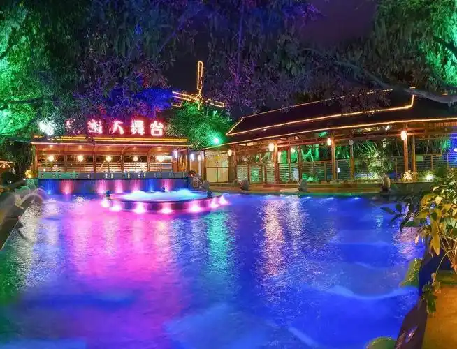 【泉眼温泉】冬天泡温泉,养生又御寒,正确的泡温泉"姿势"你知道吗?