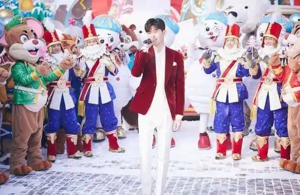 原创185cm李现和183cm张翰同是红丝绒西装造型身高不够腿长来凑