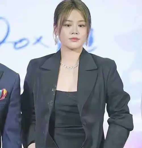 马思纯和张哲轩首次互动官宣恋情晒同居日常对男友说话俏皮