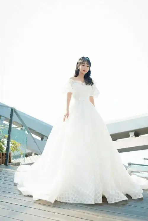 杨紫白色露肩泡泡袖长裙优雅 珍珠发箍波浪卷发造型似公主_娱乐频道