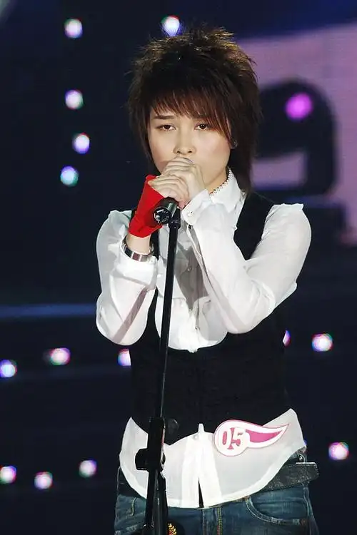 图文超级女声总决赛8进6厉娜专注演唱