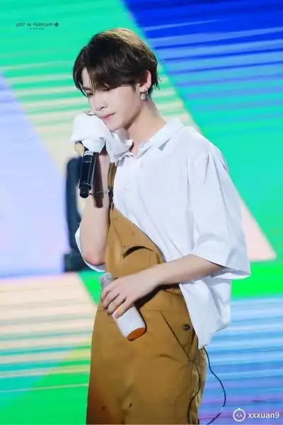 justin 黄明昊 背带裤