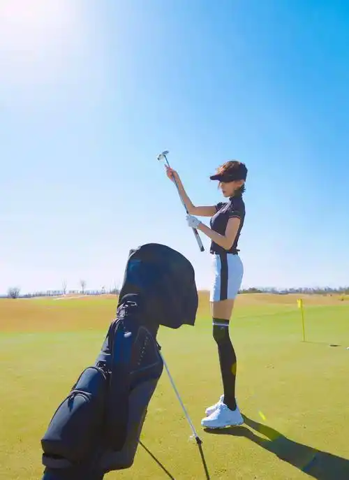 武打女星张蓝心,在蓝天白云下,展示大长腿和骄人身材_高尔夫球_成龙