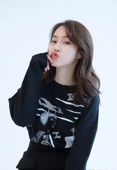 女演员张佳宁在娱乐圈里充分展现了她的独立自信和女性魅力.