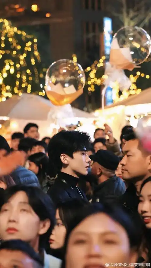 白敬亭章若楠难哄最新路透##白敬亭难哄新路透##白敬亭桑延黑衣孕型