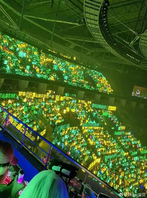 朱志鑫大连演唱会黄海#朱志鑫今日份演唱会黄海应援99闪耀夺目还有