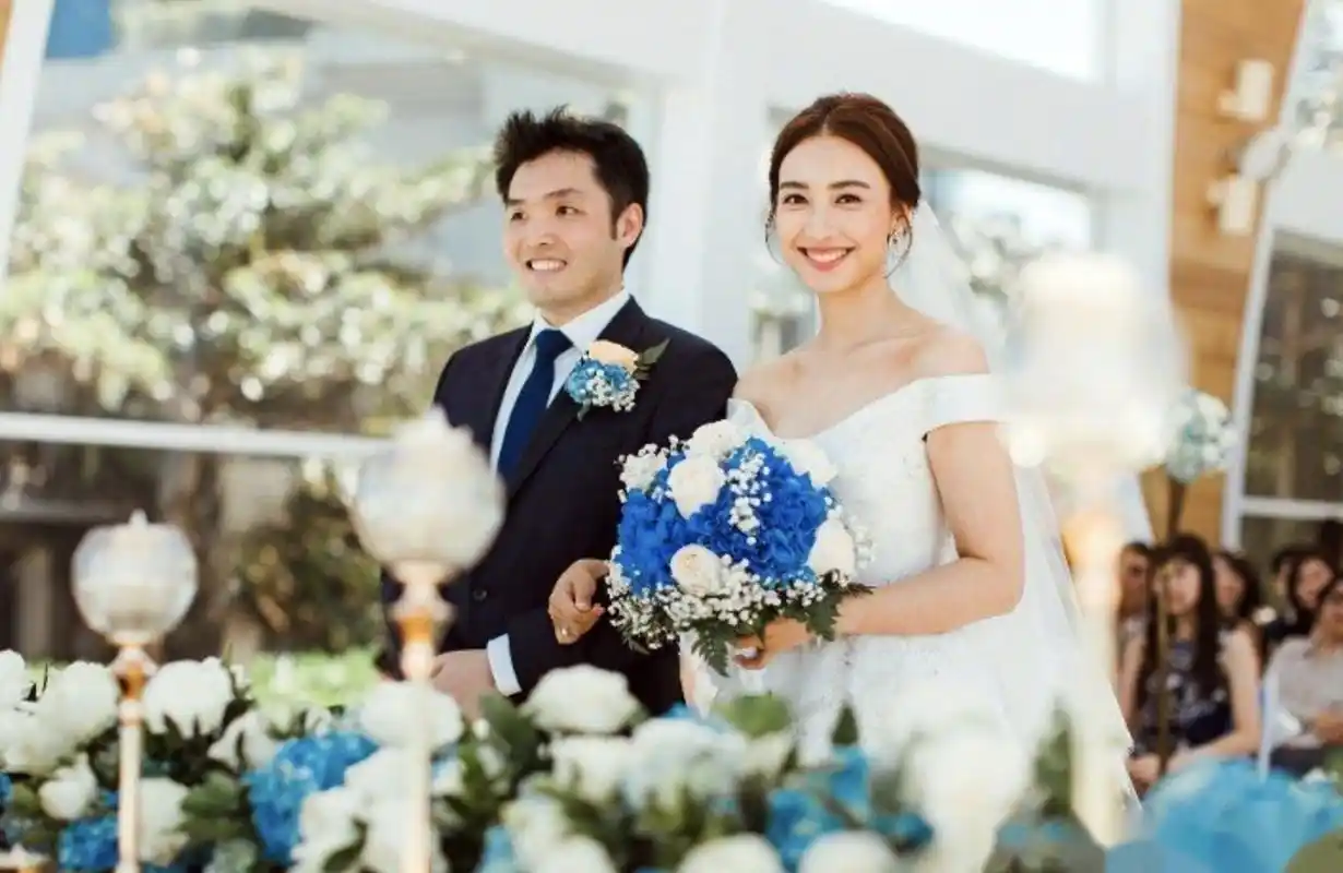 【朱千雪婚礼照曝光】据港媒,港姐朱千雪与男友日前已秘密在巴厘岛