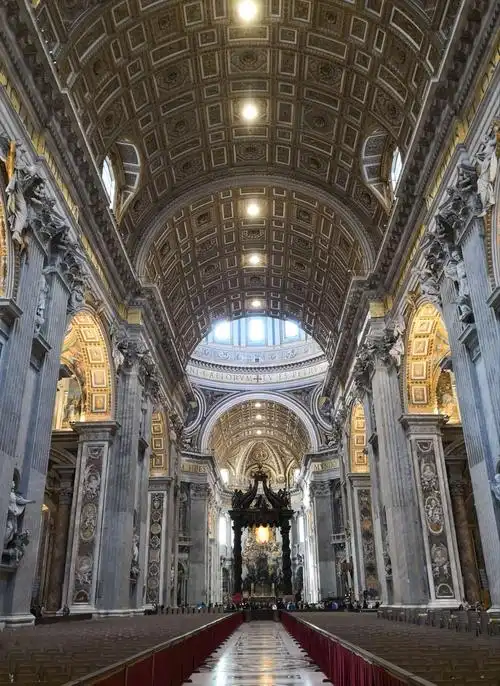 一走进圣彼得大教堂,立即被它的富丽堂皇,宽广高大所震撼.