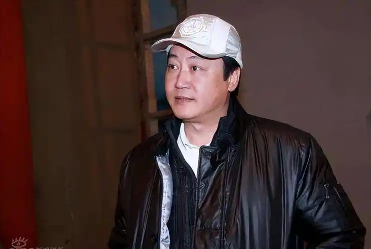 原创导演赵宝刚闪婚娶初恋丁芯47岁有喜结婚36年宠妻如宝