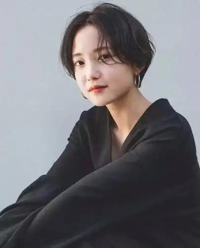 已经2021年夏天了,它依然这么火,特别是这种酷酷哒齐耳短发,很清爽