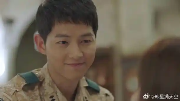 终于休息,宋仲基宋慧乔闲聊,还挑逗宋慧乔|宋慧乔|宋仲基|太阳的后裔