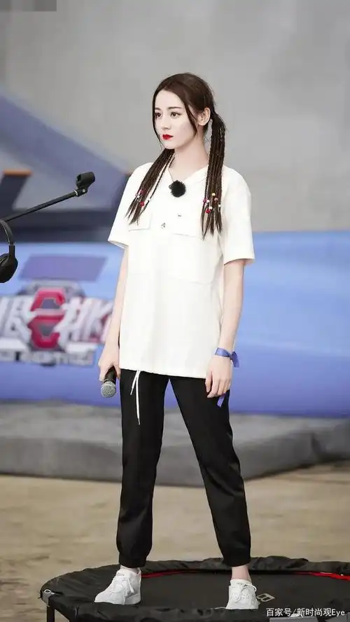 热巴在《极限挑战》穿搭好抢眼!双马尾小辫俏皮甜美!