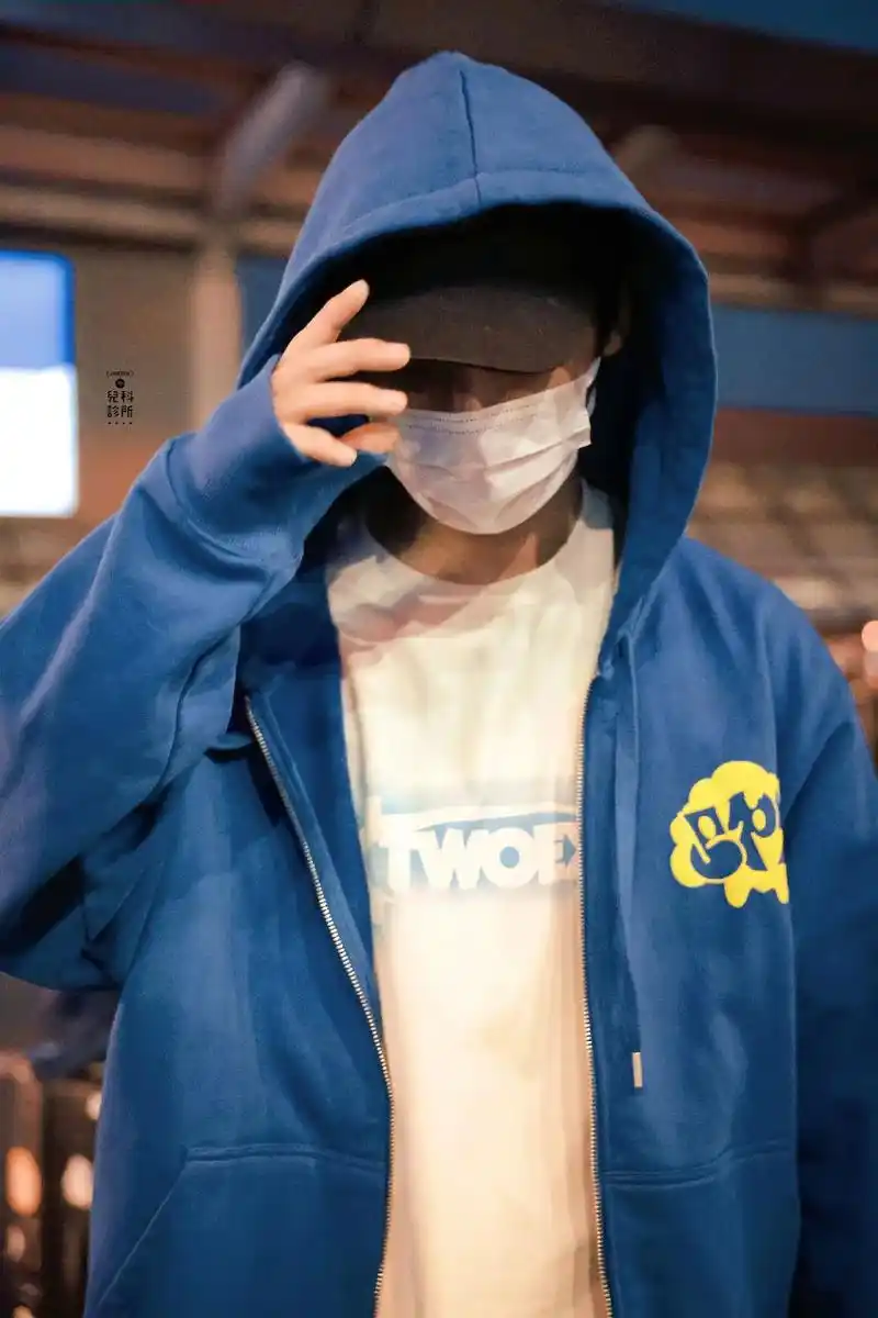 黄明昊蓝色卫衣外套机场饭拍 黄明昊今日份机场饭拍 蓝色卫衣外 - 抖