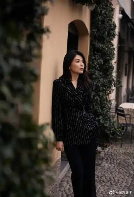 刘涛春天街景随拍#刘涛最新街景随拍来啦~黑色波点西装搭配卷发,今天