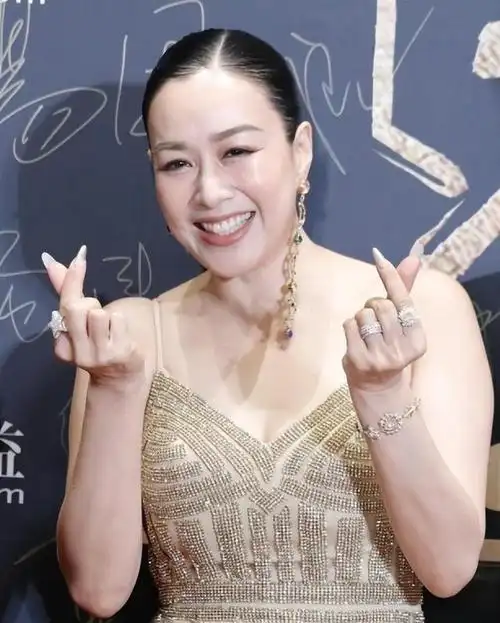 现在嫌她们丑,当年追成狗,这些发福的女明星,年轻个个是美女!