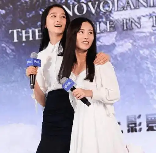 当关晓彤和鞠婧祎同框后身高差距太明显鞠婧祎足足矮了半个头