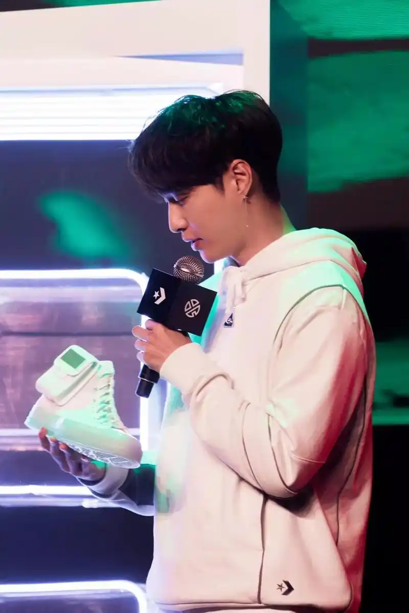 张艺兴 x converse 新联名更拉风!网友:啥时候发_匡威