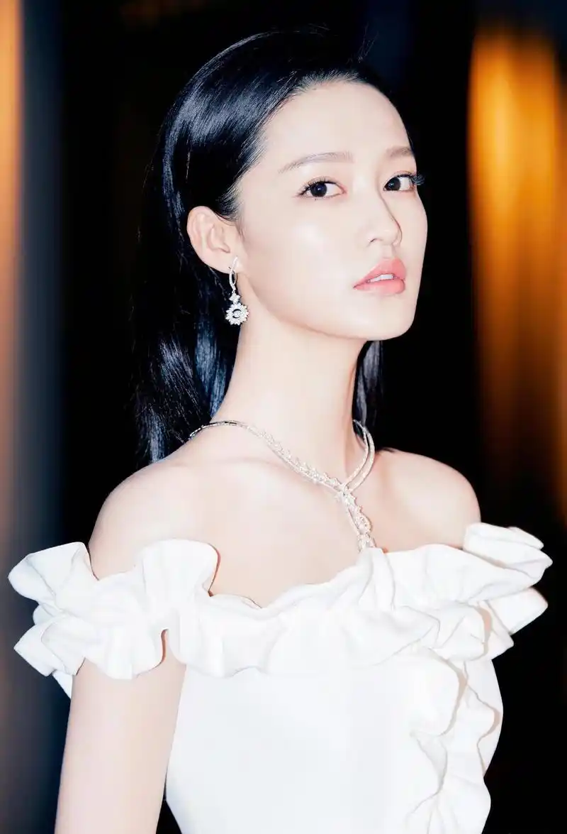 李沁:演技与形象的完美融合 李沁在娱乐圈中的崛起引人注目,她凭借