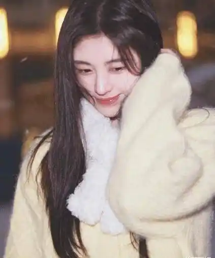 鞠婧祎鼻子又咋了?"男友视角"下挺得雷人,工作室都不知道修图吗?