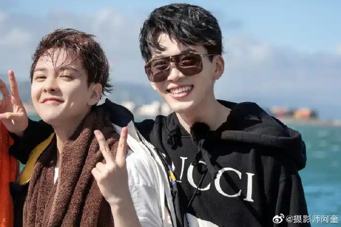 尤长靖陪朱正廷跳海# 来收图啦![给你小心. 来自摄影师阿奎 - 微博