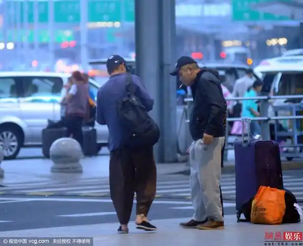 文章向路人借火抽烟处境凄惨