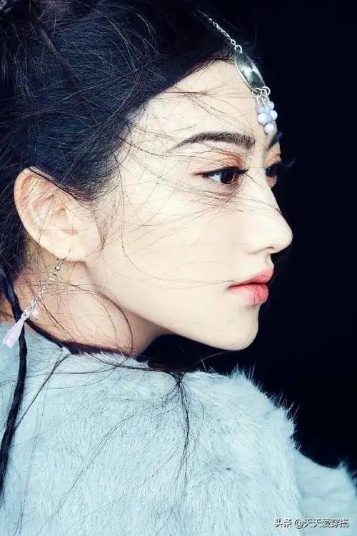 张馨予五官本来就长得好看,她的侧脸照英气却不失冷艳!