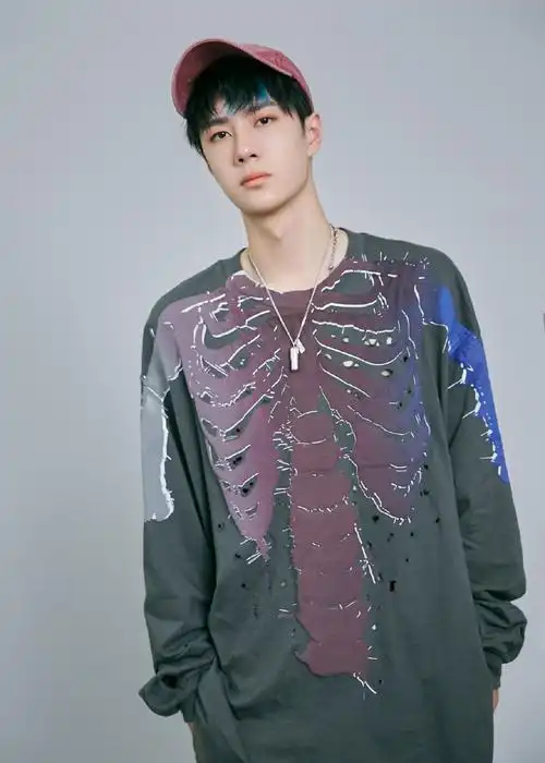 简介:王一博骨架骷髅卫衣帅气图片写真,分享一组王一博图片给大家,图