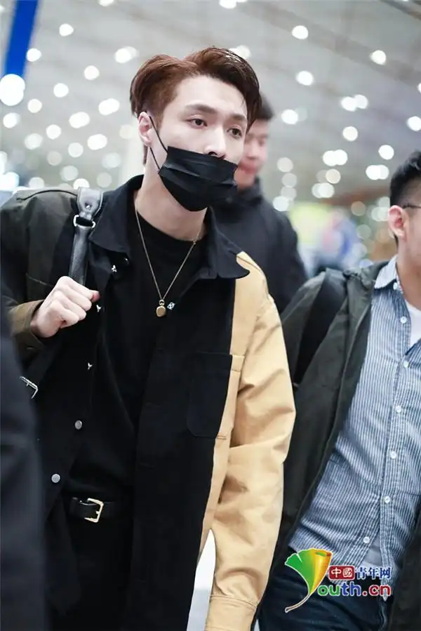 张艺兴深夜现身机场 梳狼奔头单肩挎包潇洒帅气