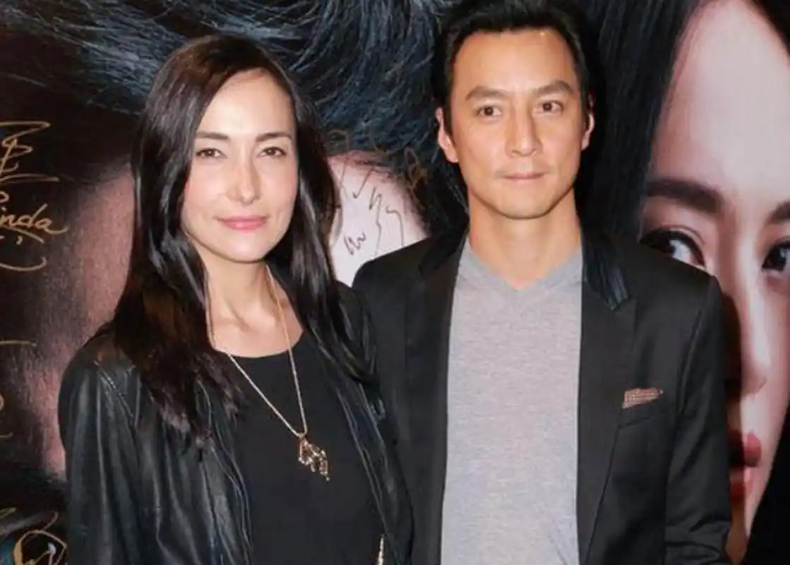 吴彦祖和李美琪在谢霆锋家一见钟情,很快开始了甜蜜恋爱.