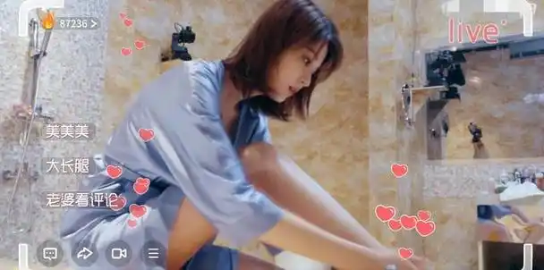 肤白貌美大长腿的乔欣,穿浴袍上节目,一双拖鞋竟要上千块_浴室