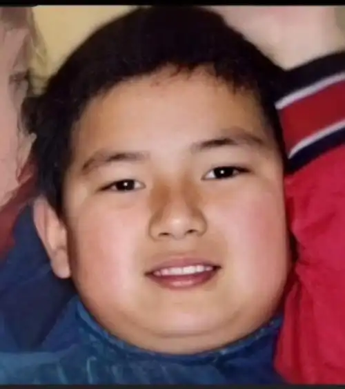 李现,1991年出生在湖北省咸宁市,小时候的李现是一个老师很讨厌的问题