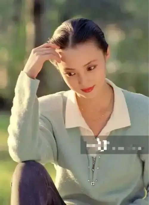 这应该是还在上大学的照片,淡蓝色的上衣白色的领子很适合蒋勤勤.