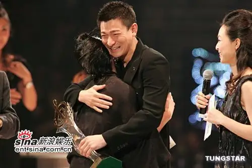 图文刘德华与颁奖嘉宾刘璇拥抱