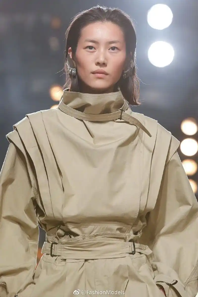 劳模刘雯巴黎时装周连走三场秀 玩转霸气与妩媚绽放东方魅力