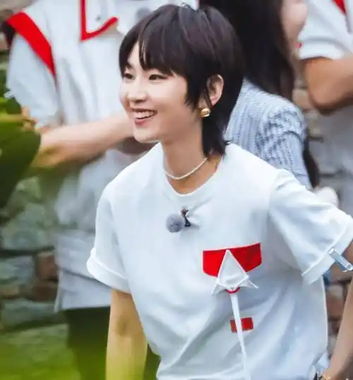 请来四大女神同台,我却在意蔡徐坤的挑染发色_节目_周笔畅_谭松韵