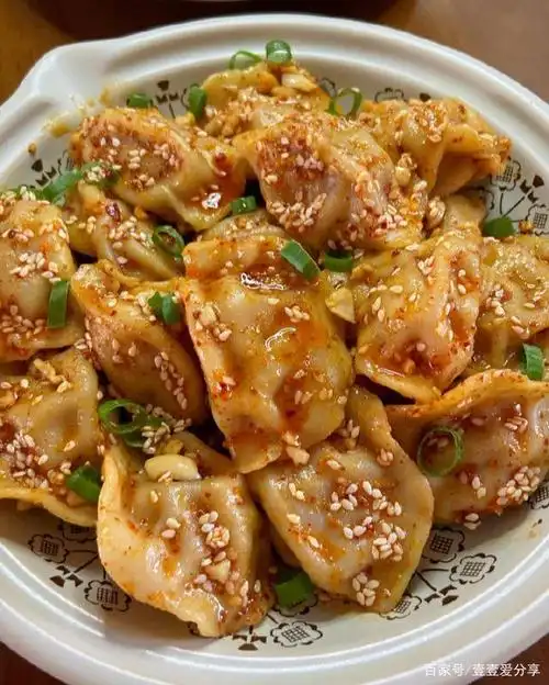 加入海鲜酱油,陈醋,花生碎拌均匀,撒葱花即可 什么馅的饺子拌上都特别