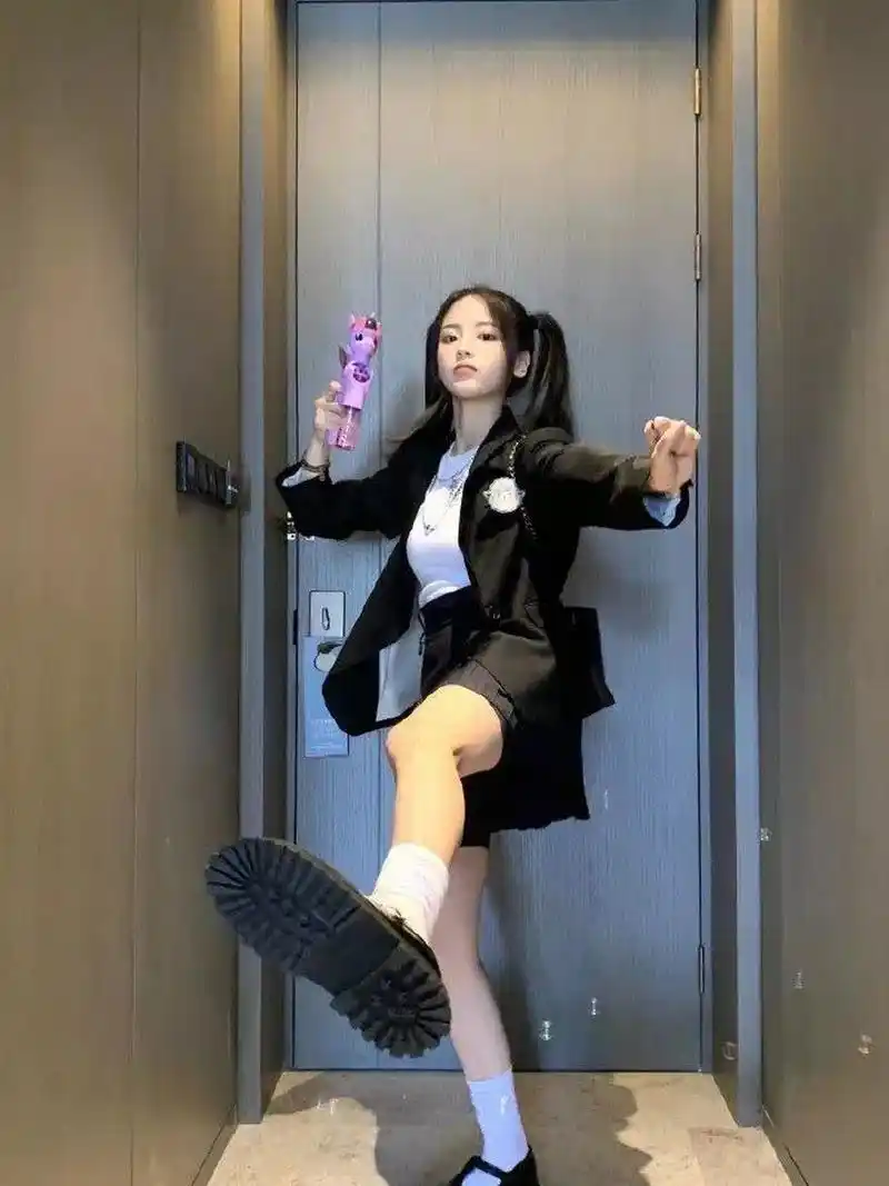 杨超越扎双马尾穿校园风.手拿玩具,姿势青春童趣