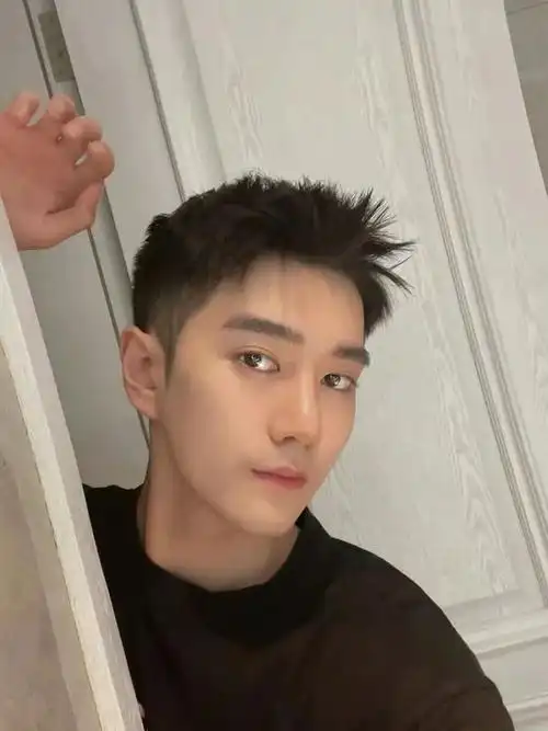 不用打理也能很帅的男生发型