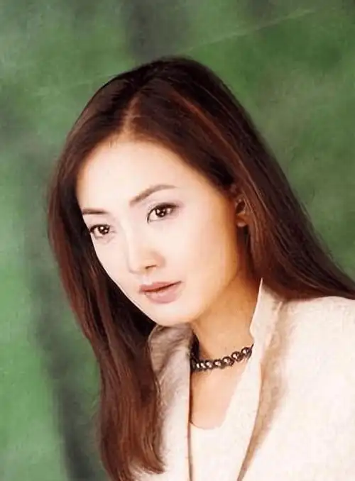 牛莉小时候体弱多病,时常生病,发烧,为了能让牛莉拥有良好的体魄,父母