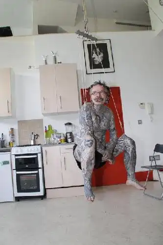 除了穿孔,rolf buchholz还爱好纹身和穿刺悬挂,希望这个专好重口味的