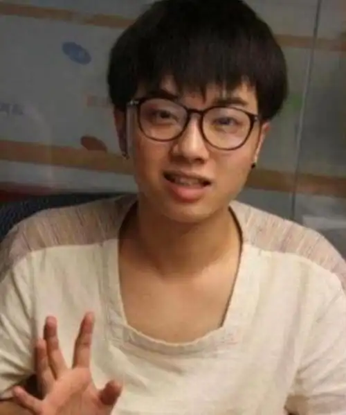 明星出道前旧照,华晨宇土味,周深平平无奇,鞠婧祎像换了一张脸