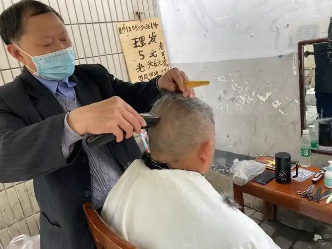 5块钱的"顶上功夫":老街理发师20年低价理发,有人专程去找他__凤凰网