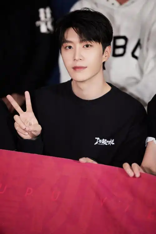 范丞丞说为戏增重30斤的选择没错##范丞丞换了微博背景图