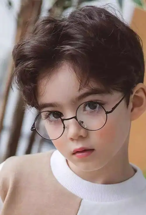 精心染出的深棕发色部分愈加迷人,前后头发部分是剪出层次度,拥有着