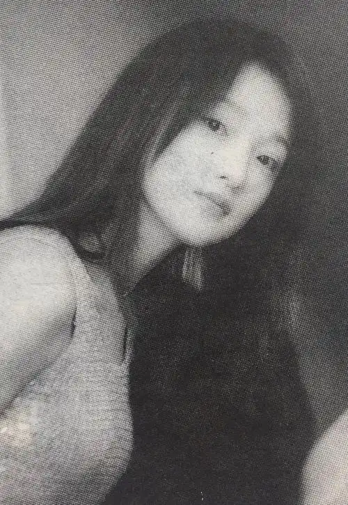 原创周迅20年前杂志旧照曝光长发披肩画紫色眼影嘟嘴吐舌灵气十足